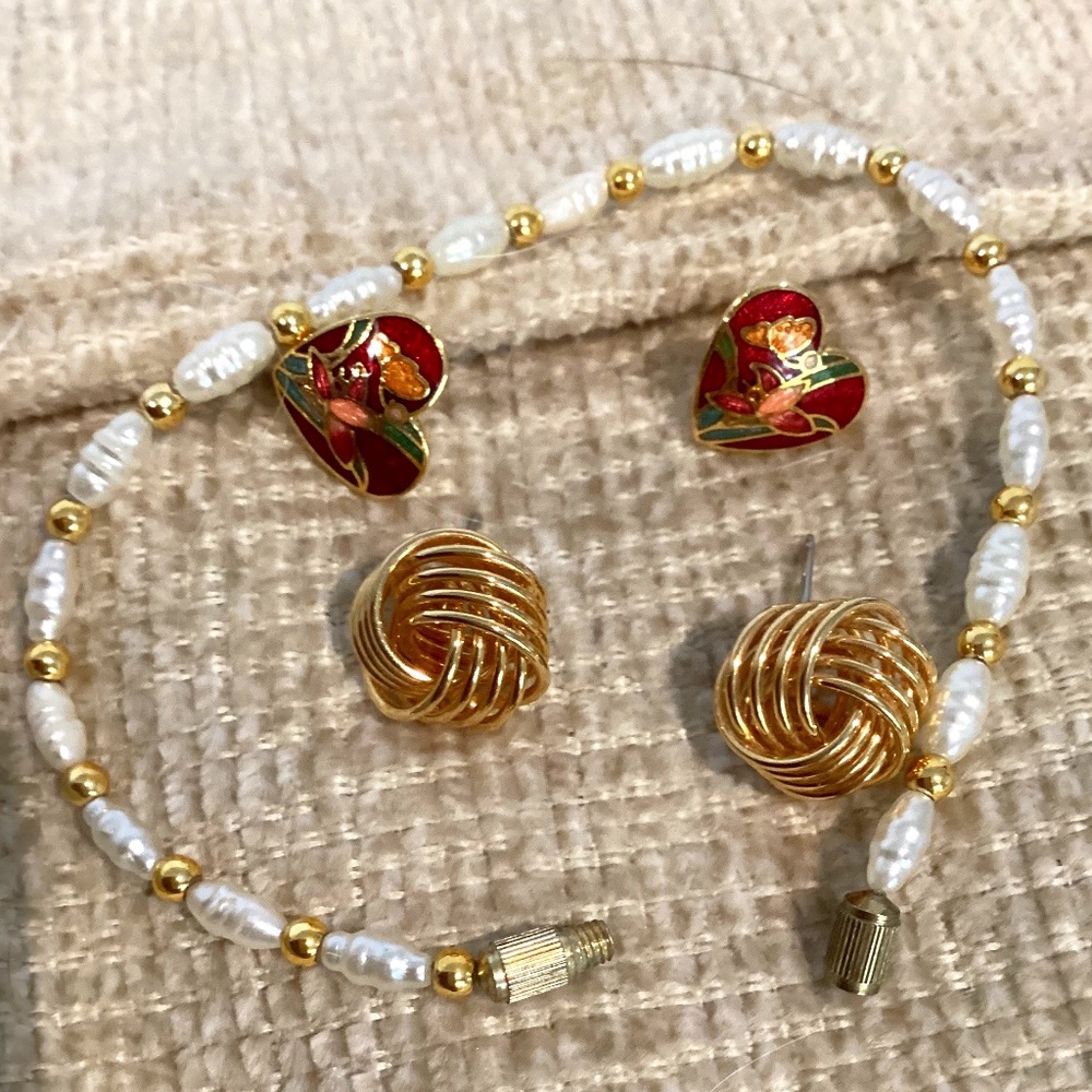 Cloisonné heart & gold knot earrings set with Pearl style bracelet